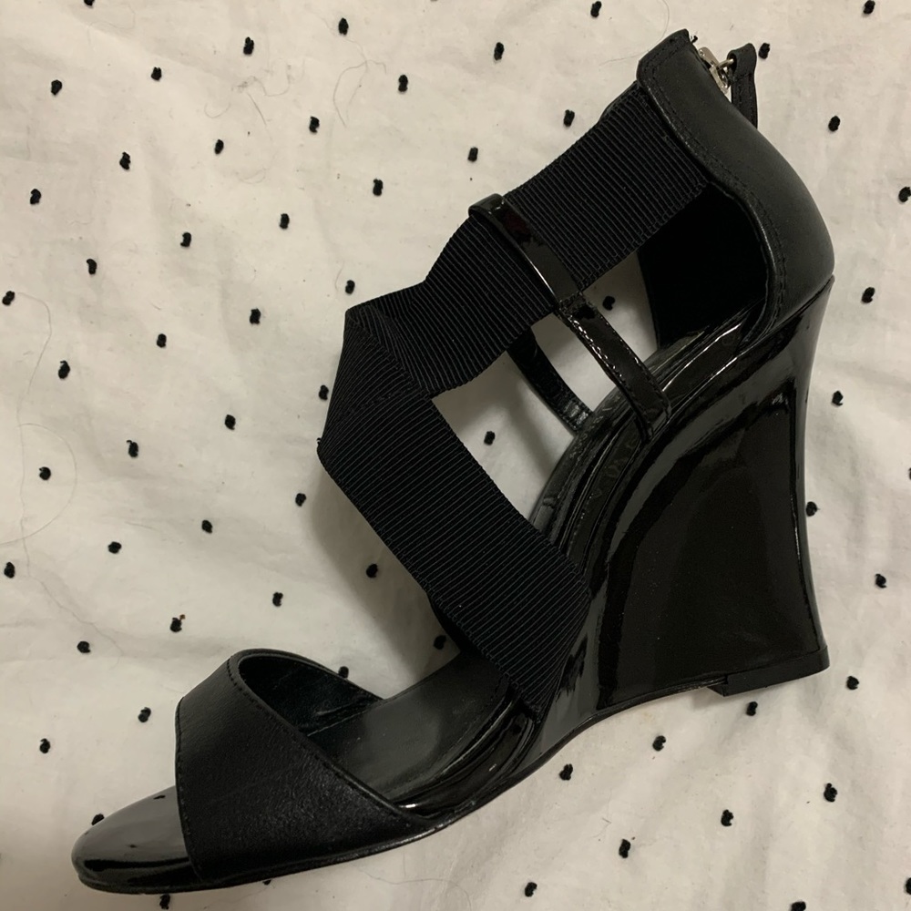WHITE HOUSE BLACK MARKET NEVER WORN BLACK WEDGES